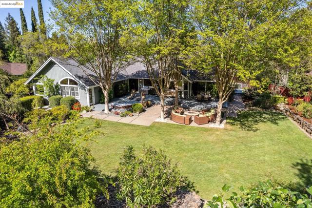 1037 Silverhill Dr, Lafayette CA: https://media.crmls.org/mediaz/a1680bf1-c4a3-496a-a351-44c3006bfec9.jpg