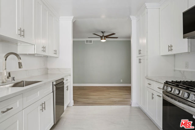 11860 Chandler Boulevard, Valley Village CA: https://media.crmls.org/mediaz/a168bc66-d2ce-424b-896a-6e42382df043.jpg