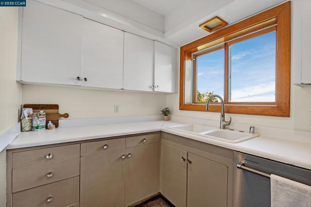 1301 Thomas Dr, Martinez CA: https://media.crmls.org/mediaz/a1692164-fd4d-4fda-8703-a87a2003a5f2.jpg