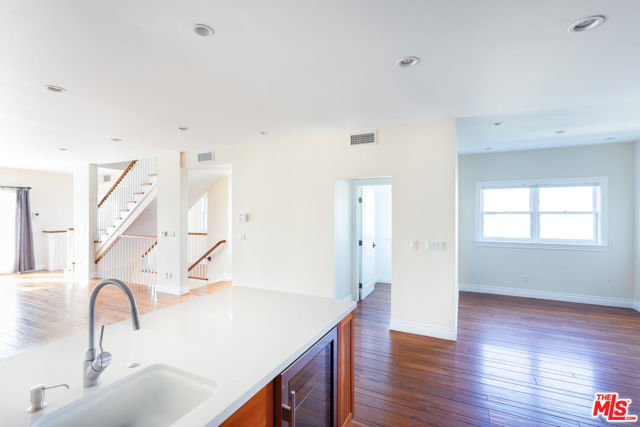 702 Pacific Ave., Venice CA: https://media.crmls.org/mediaz/a169bff8-0fbb-4dbb-be3d-93dab30657d7.jpg