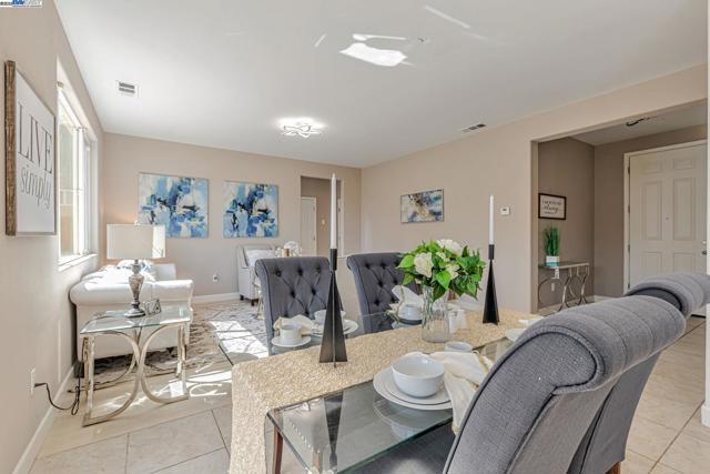 113 Silver Bell Way, Oakley CA: https://media.crmls.org/mediaz/a16a6a4f-82cc-443b-9677-9491a30c5a26.jpg