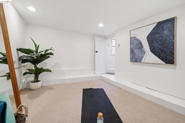 Image 35 of 46 For 741 Grosvenor Pl