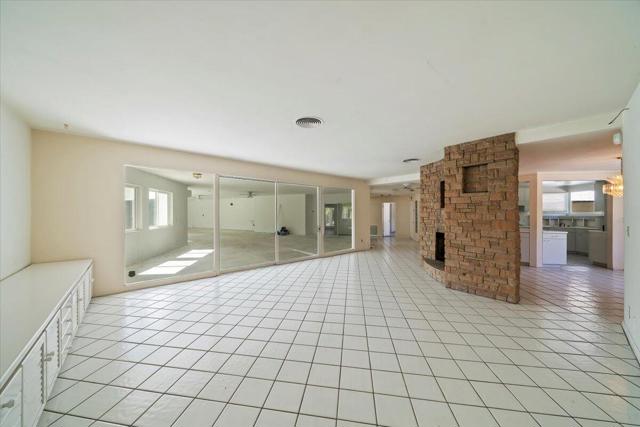 291 W Lilliana Drive, Palm Springs CA: https://media.crmls.org/mediaz/a16af468-7564-488e-a35f-e06e08966581.jpg