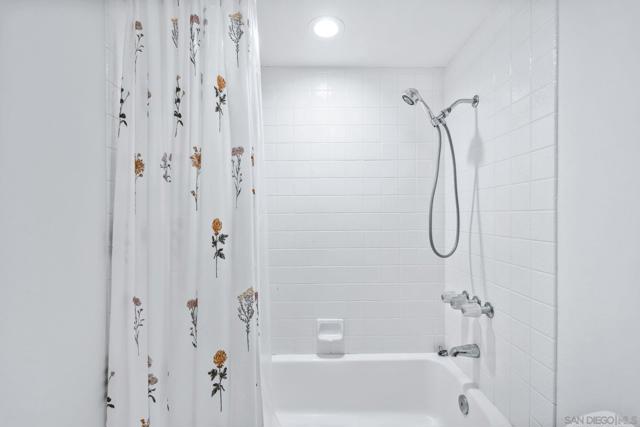 2157 Sea Village Cir, Cardiff by the Sea CA: https://media.crmls.org/mediaz/a16b8db9-8623-4650-bf4e-c0c1d4cba2b6.jpg