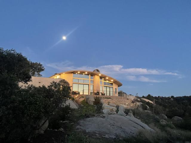 10027 Tall Oak Drive, Escondido CA: https://media.crmls.org/mediaz/a16b8e97-7954-4392-88e8-a635c2523db9.jpg