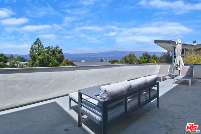3539 Alana Drive, Sherman Oaks CA: https://media.crmls.org/mediaz/a16b9cf1-28d1-4326-8af9-96e996da5a6a.jpg