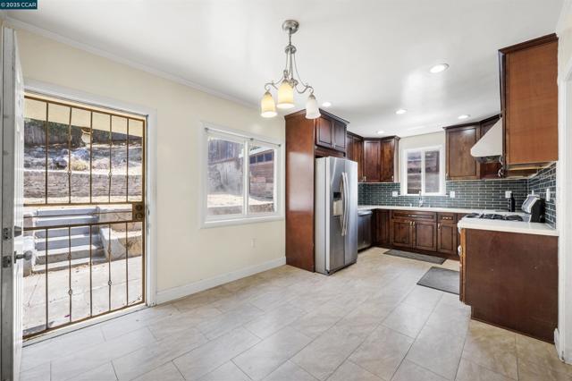 10536 Sheldon St, Oakland CA: https://media.crmls.org/mediaz/a16fcaaf-5686-49be-8909-e2ed7bd7de3d.jpg