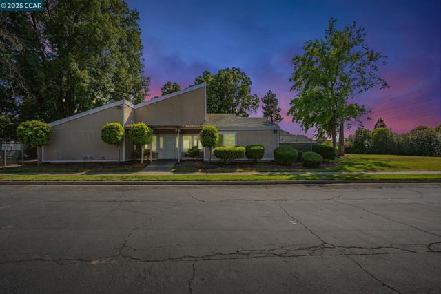 1335 Kenwal Rd, Concord CA: https://media.crmls.org/mediaz/a16fd73b-0db0-4033-a0bc-fe38c88ff9b9.jpg
