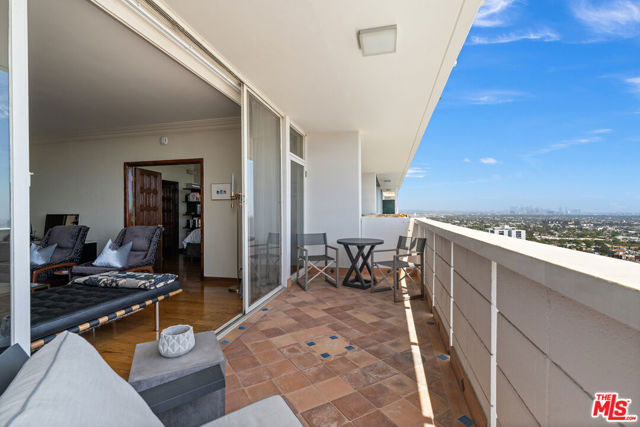 8787 Shoreham Drive, West Hollywood CA: https://media.crmls.org/mediaz/a1711594-2876-415c-86d7-842a25d5c441.jpg