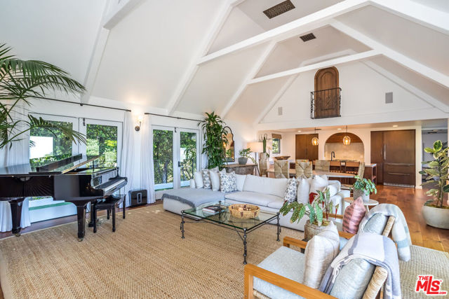 8149 Mannix Drive, Los Angeles CA: https://media.crmls.org/mediaz/a1716bbf-df4c-4b70-9e7d-216b412fb760.jpg