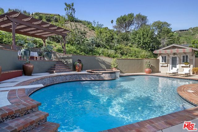 1305 Duende Lane, Pacific Palisades CA: https://media.crmls.org/mediaz/a1719495-d359-4881-b4ac-c86d7a043f48.jpg