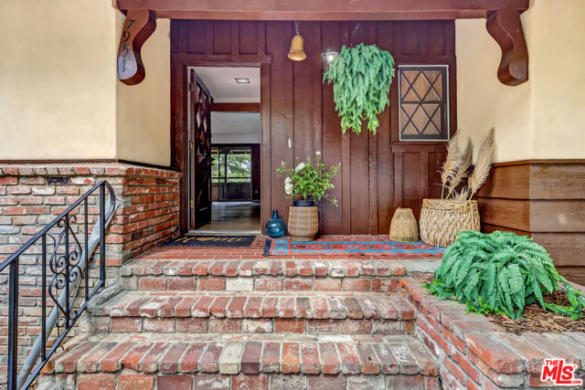 7951 Glenties Lane, Sunland CA: https://media.crmls.org/mediaz/a171c314-f4bc-4ee6-bc70-b8deda0543a1.jpg