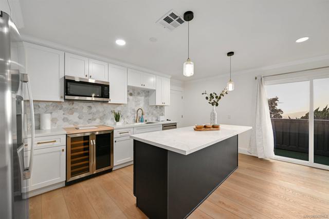 4367 Summit Dr, La Mesa CA: https://media.crmls.org/mediaz/a1724ebf-3a3d-47fb-9f84-b17501b964b2.jpg