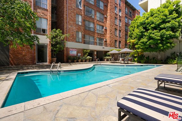 1440 Veteran Avenue, Los Angeles CA: https://media.crmls.org/mediaz/a1736177-e0cd-46b4-9cb6-1fbc708d5a17.jpg