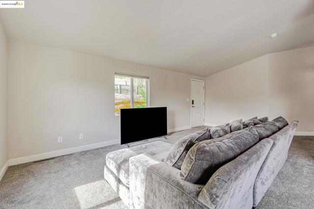 16711 Marsh Creek Rd, Clayton CA: https://media.crmls.org/mediaz/a174e9e6-e9ea-4ab4-8bee-eedf404ea198.jpg