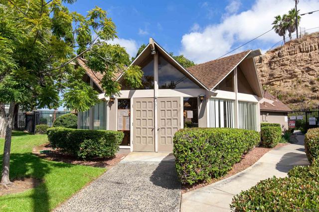 3845 Groton St, San Diego CA: https://media.crmls.org/mediaz/a175139f-fb2e-4431-a0c4-8dc650e05cc8.jpg