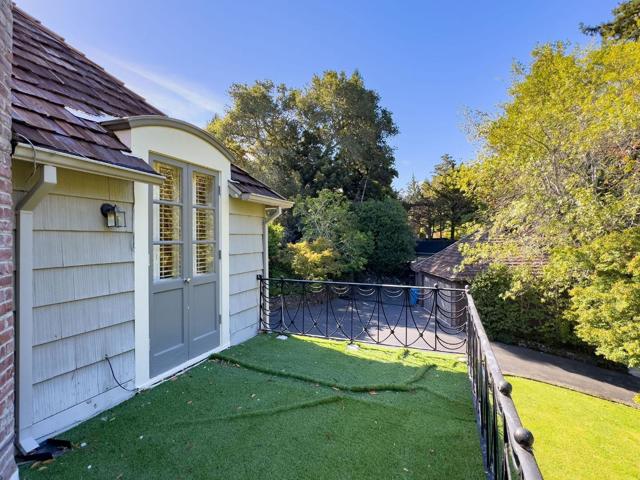 2155 Geri Lane, Hillsborough CA: https://media.crmls.org/mediaz/a17616c1-1b2d-480e-a470-ffbc816a966b.jpg
