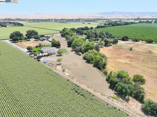 3335 Kellogg Creek Rd, Byron CA: https://media.crmls.org/mediaz/a17683fc-3f38-4707-8a18-171eeb6c7235.jpg