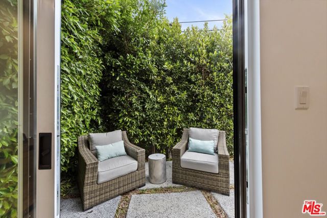 126 Thornton Place, Venice CA: https://media.crmls.org/mediaz/a17713f9-e074-447e-aec6-65d7ad457b74.jpg