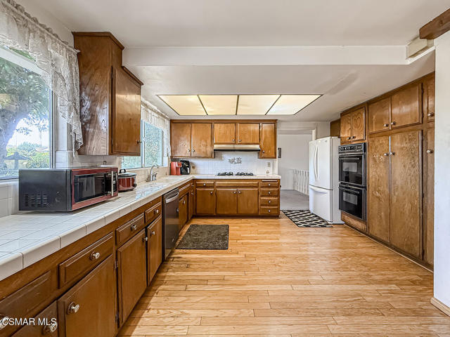 136 Erten Street, Thousand Oaks CA: https://media.crmls.org/mediaz/a1772d06-3920-445f-af52-d852f293baa3.jpg