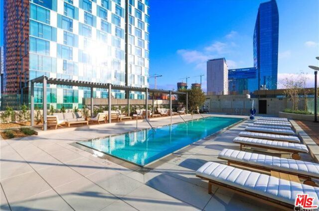 889 Francisco Street, Los Angeles CA: https://media.crmls.org/mediaz/a1780085-6e20-485a-996f-595b39fb319c.jpg
