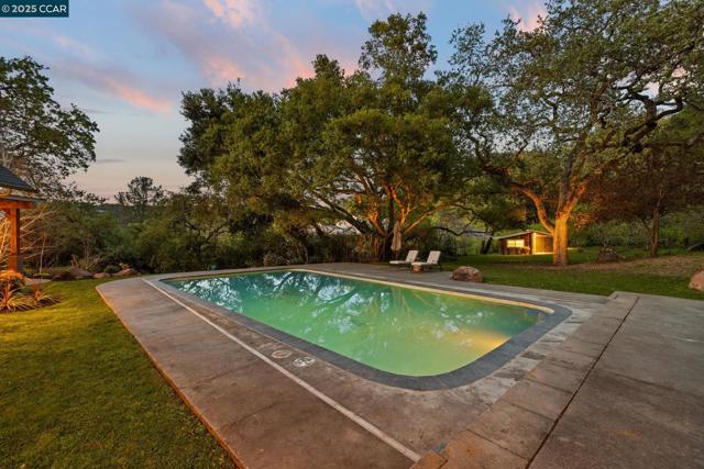 15 Cascade Ln, Orinda CA: https://media.crmls.org/mediaz/a1783814-c279-4b13-b29e-125ecbf0d33e.jpg