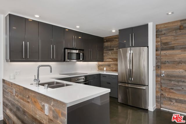 11645 Montana Avenue, Los Angeles CA: https://media.crmls.org/mediaz/a1787faa-2fdf-41db-9950-f3ab56c82e66.jpg