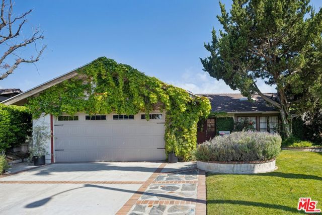 29429 Trailway Lane, Agoura Hills CA: https://media.crmls.org/mediaz/a178fab8-11ac-42f6-b56f-7bc1ea345198.jpg