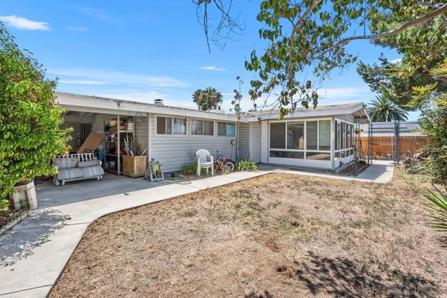 252 Santa Clara Dr, Vista CA: https://media.crmls.org/mediaz/a1799a9e-c342-4c31-8e93-0485548875ca.jpg