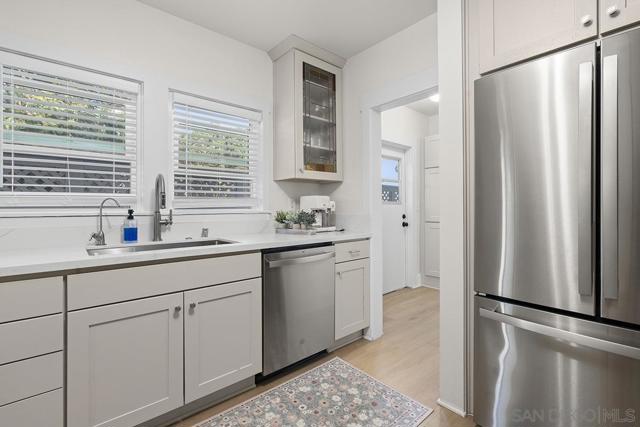 311 B Ave, Coronado CA: https://media.crmls.org/mediaz/a179fadf-f8ae-4f01-a1f9-3a3d09b37c06.jpg