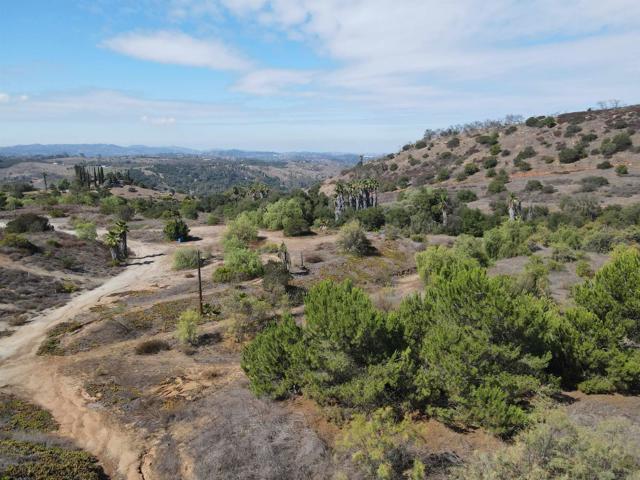 77 Jeffrey Heights Rd, Valley Center CA: https://media.crmls.org/mediaz/a17a6117-d614-41ac-b3bb-99ac57674323.jpg