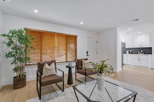 6976 Allegheny Dr, Dublin CA: https://media.crmls.org/mediaz/a17ad89b-5b12-4328-9c0a-13878a91ee70.jpg