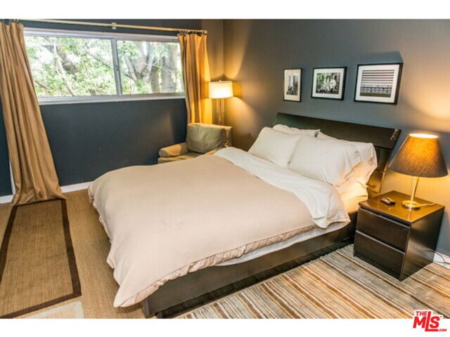 525 N Sycamore Avenue, Los Angeles CA: https://media.crmls.org/mediaz/a17b5b2e-0423-41f0-8524-7b3f96eae962.jpg