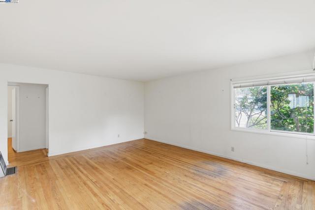 2133 Clinton Ave, Alameda CA: https://media.crmls.org/mediaz/a17c0aab-af71-47e6-8352-344fc3ef648b.jpg