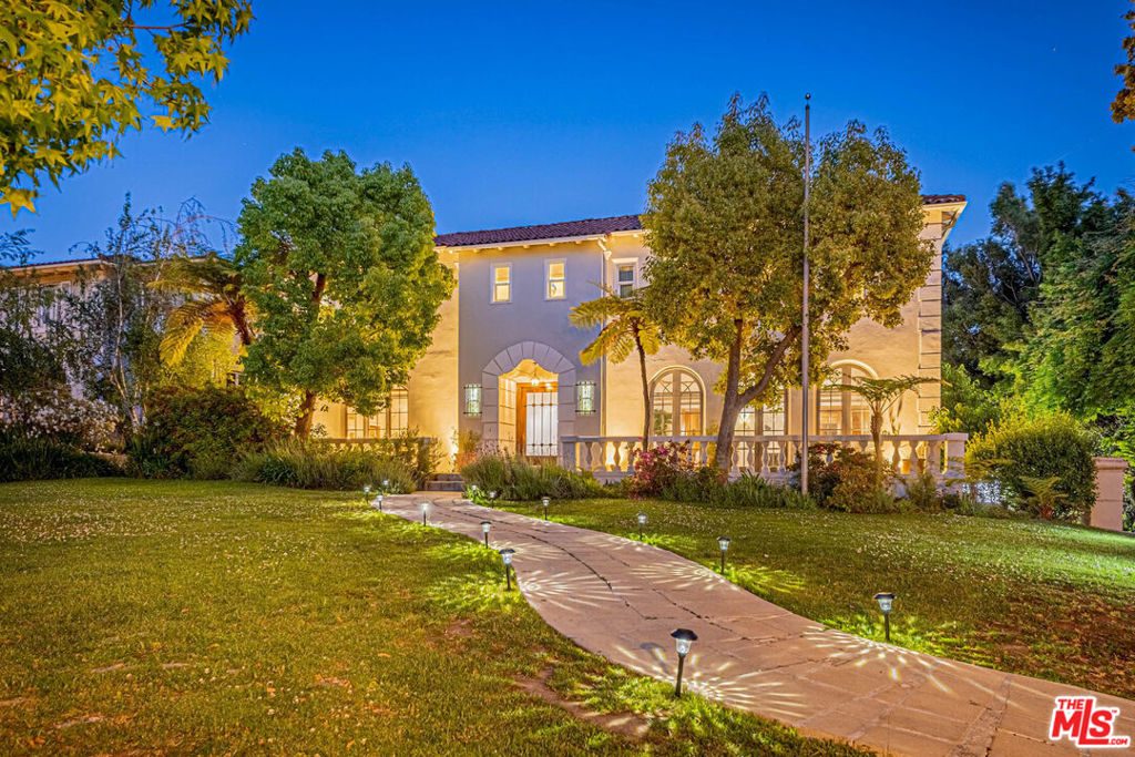 96 Fremont Place, Los Angeles, CA 90005