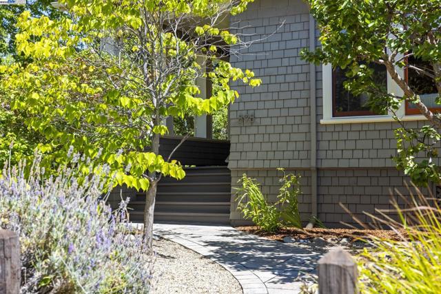 898 Union St, Alameda CA: https://media.crmls.org/mediaz/a17df659-4d9d-456f-87cf-9ad209a52e77.jpg