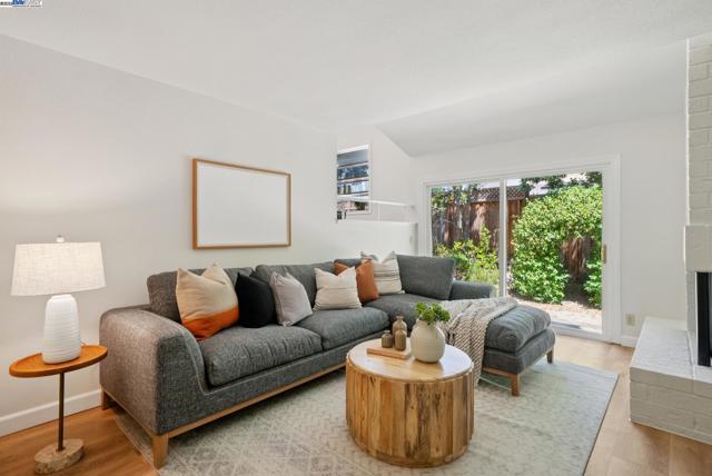 7467 Sundrop Ct, Pleasanton CA: https://media.crmls.org/mediaz/a17e6470-e1e3-4705-a516-cdb9df680a4b.jpg