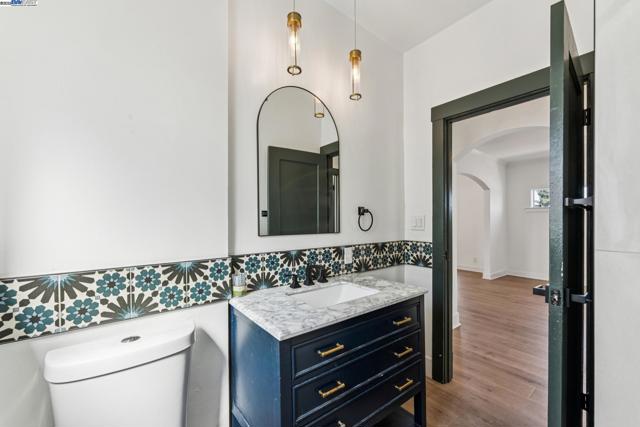 2734 Macarthur Blvd, Oakland CA: https://media.crmls.org/mediaz/a17e79da-a08e-4913-b055-e7afb3071e4a.jpg