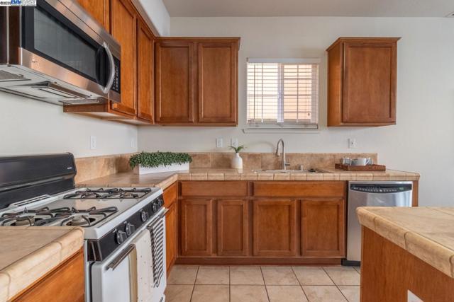1526 Cat Tail Dr, Stockton CA: https://media.crmls.org/mediaz/a17ef9e8-e3a3-479d-a717-2bdecef53196.jpg