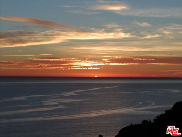 18434 Coastline Drive, Malibu CA: https://media.crmls.org/mediaz/a17f525a-68e9-4620-af67-4455c5ca6ae7.jpg