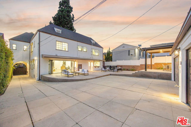 832 S Plymouth Boulevard, Los Angeles CA: https://media.crmls.org/mediaz/a1801d0f-5740-4e08-b797-9099e02df87b.jpg