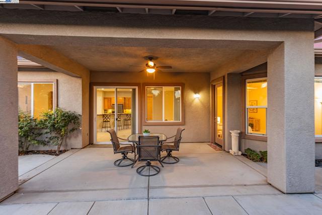 2453 Gardenstone Pl, Manteca CA: https://media.crmls.org/mediaz/a1811016-36e2-4278-92a1-2b36afa3651b.jpg