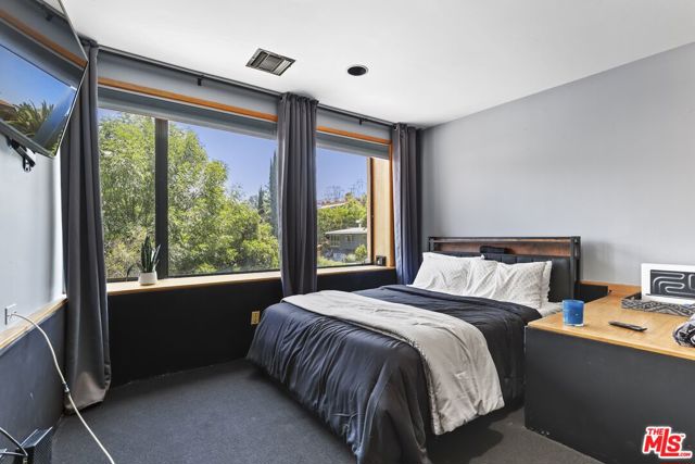 5940 Manola Way, Los Angeles CA: https://media.crmls.org/mediaz/a181744b-96ec-49ab-94e0-598adc4afb32.jpg