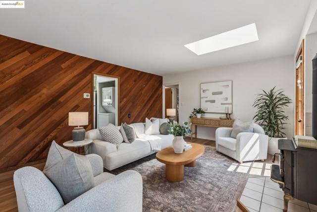 3176 Jordan Rd, Oakland CA: https://media.crmls.org/mediaz/a181b50f-a4ea-4af7-826b-a82664611429.jpg