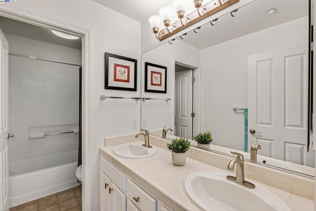 34906 Herringbone Ct, Union City CA: https://media.crmls.org/mediaz/a18200f5-bcf9-431d-ad53-73aee34131d7.jpg