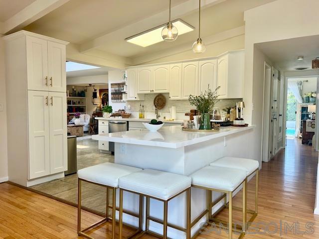 3275 Maezel Ln, Carlsbad CA: https://media.crmls.org/mediaz/a182d120-63fb-4a0c-bab0-511c541c3a05.jpg
