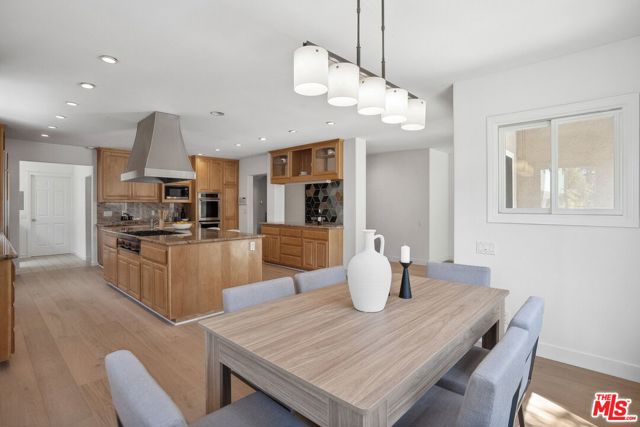 314 22nd Street, Santa Monica CA: https://media.crmls.org/mediaz/a183746e-9179-41ac-bae8-4ed507c2e781.jpg