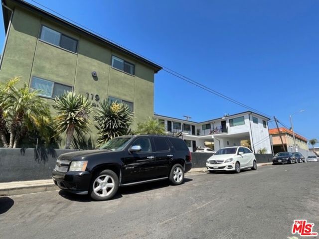 119 Paloma Avenue, Venice CA: https://media.crmls.org/mediaz/a183810e-fa8d-4ce1-a2d8-edcc23ef5c3c.jpg