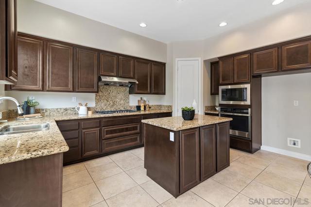 10518 Monterey Ridge Dr, San Diego CA: https://media.crmls.org/mediaz/a183e5f2-b4e6-4103-812e-b1b2e1311e78.jpg