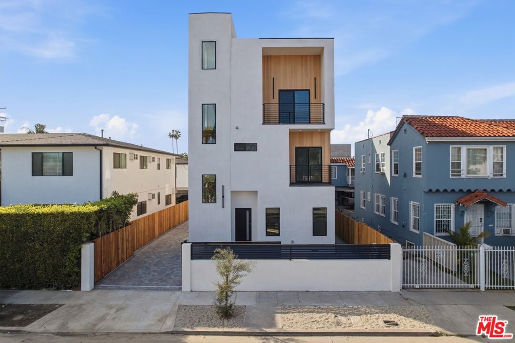 2837 S Redondo Boulevard #1/2